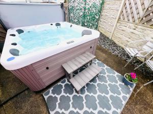 2 Sandringham, Patrington Haven, Hot Tub, Private Parking