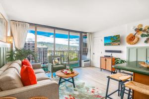 16FL Waikiki Banyan with Parking, Steps from Beach