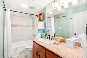 16FL Waikiki Banyan with Parking, Steps from Beach