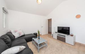 2 Bedroom Lovely Apartment In Potocnica 