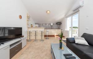 2 Bedroom Lovely Apartment In Potocnica