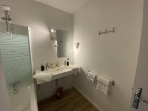 Hotels Logis Hotel Medieval, Montelimar Nord : photos des chambres