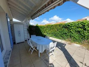 Appartements Charmante Maisonnette avec Piscine a Proximite du Lac et des Plages de Saint-Palais-sur-Mer - FR-1-550-80 : photos des chambres