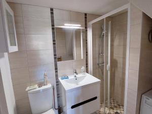 Appartements Charmante Maisonnette avec Piscine a Proximite du Lac et des Plages de Saint-Palais-sur-Mer - FR-1-550-80 : photos des chambres