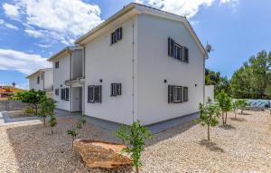 2 Bedroom Amazing Home In Liznjan