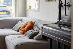 Stijlvol & lief onthaast-huisje met piano, tv en wifi