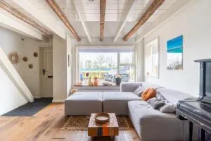 Stijlvol & lief onthaast-huisje met piano, tv en wifi - Blije