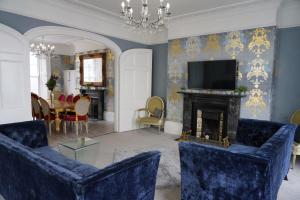 THE HOE, BEAUTIFUL 5-BEDROOM HOUSE, GARDEN, SECURE PARKING, SLEEPs 12