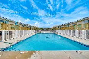 Breezy Pine Knoll Shores Escape Walk to Beaches! - Salter Path
