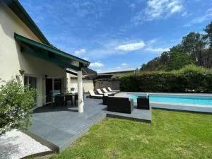 Villa familiale 8 personnes, piscine chauffée à 10 kms de la mer - Saubion