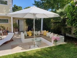 Charming fully fitted double storey Cottage near Constantia Village