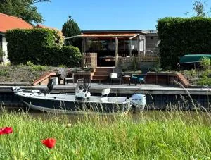 4 pers house Cecil with own fishing spot on a dutch chanel - Ee