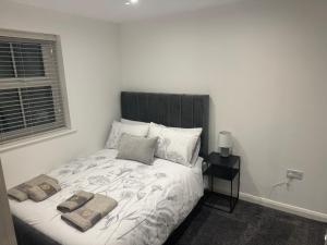 Newly constructed 3 bed town house next to the canal with Private Car Park