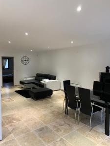 Maisons de vacances Bas de villa avec piscine privee : photos des chambres