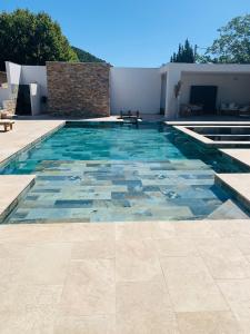 Maisons de vacances Bas de villa avec piscine privee : photos des chambres