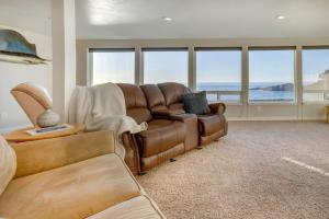 Ocean Front Condo, Walk to Everything! Whale Watchers Point