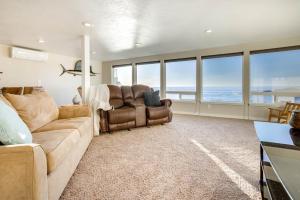 Ocean Front Condo, Walk to Everything! Whale Watchers Point