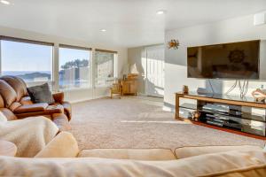 Ocean Front Condo, Walk to Everything! Whale Watchers Point