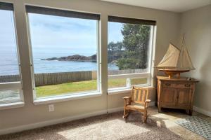 Ocean Front Condo, Walk to Everything! Whale Watchers Point