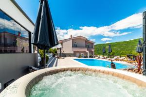 Jackal Holiday House with a heated pool and a jacuzzi