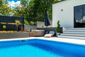 Jackal Holiday House with a heated pool and a jacuzzi