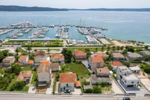 Villa Barbara-Kastela with heated pool