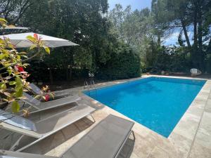 Provençal villa with swimming pool and shaded park