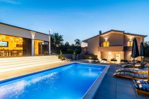 Jackal Holiday House with a heated pool and a jacuzzi