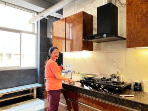 Divine Inn Hotel Near Rajouri Garden Main Market