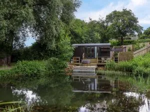 The Shepherds Hut at Bridge Lake Farm & Fishery - Claydon