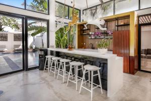 Villa Giraffe Seminyak, 4br short walk to Potato Head
