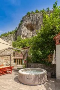 Under the rock house in Osp with hot tub - Črni Kal