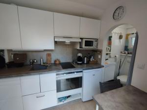 Appartements studio du soleil rez de jardin avec parking gratuit : photos des chambres
