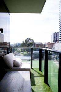 South Yarra Boutique Apartment - Spa & Parking