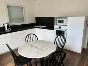 Villas Maison avec piscine interieure privee, buses de spa, jardin clos et parking : photos des chambres