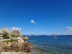 Maisons de vacances Holiday Home on Pink Granite Coast with Sea View : photos des chambres