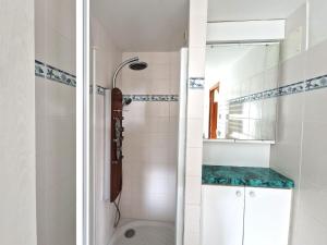 Maisons de vacances Holiday Home on Pink Granite Coast with Sea View : photos des chambres