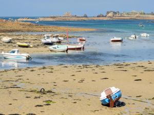 Maisons de vacances Holiday Home on Pink Granite Coast with Sea View : photos des chambres