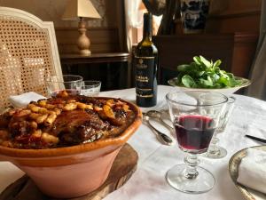 B&B / Chambres d'hotes Demeure Saint Louis Historic manor, City 700m, parking,A C,Clim,WIFI, heated pool, city view : photos des chambres
