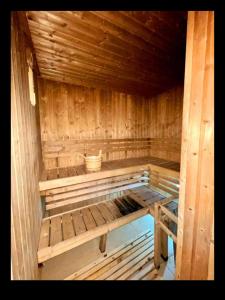 Condo in Makati studio type fast wifi Netflix