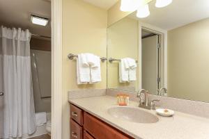 Beautiful 2 King BDR with a Loft Golf Course Condo 5569