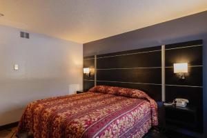 King Room - Smoking  room in Coratel Inn & Suites Hastings