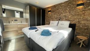 Poellodge, Luxe houseboot met zonnig terras