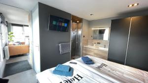 Poellodge, Luxe houseboot met zonnig terras