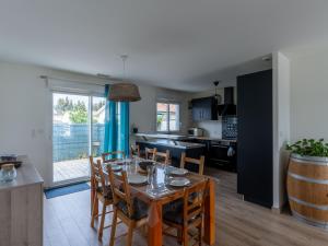 Maisons de vacances Maison climatisee a Parentis-en-Born, proche centre et lac, 6 pers, menage inclus - FR-1-319-560 : photos des chambres