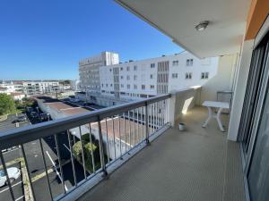 Appartements Appartement T2 lumineux 51m², centre-ville, pres des plages, parking, terrasse - FR-1-71-105 : photos des chambres