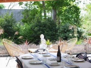 Superbe maison rénovée, 250m de locéan, 12 pers, terrasse, jardin, proche plage Kerleven et golf - FR-1-481-164