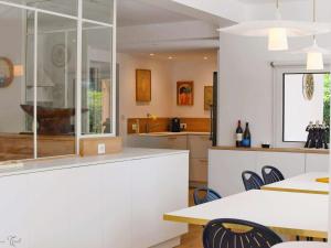 Superbe maison rénovée, 250m de locéan, 12 pers, terrasse, jardin, proche plage Kerleven et golf - FR-1-481-164