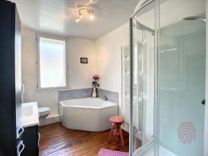 Maisons de vacances Charmante maison F4 avec terrasse proche Thermes et centre, animaux acceptes - FR-1-451-210 : photos des chambres