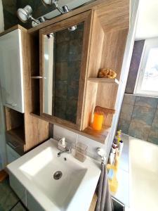 Violet Apartment, cute place near Corvin Plaza, with AC